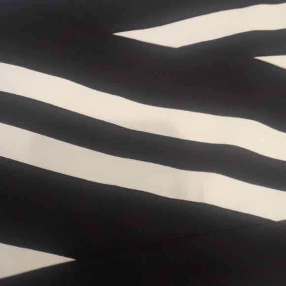 White House Black Market striped skirt - Picture 3 of 3